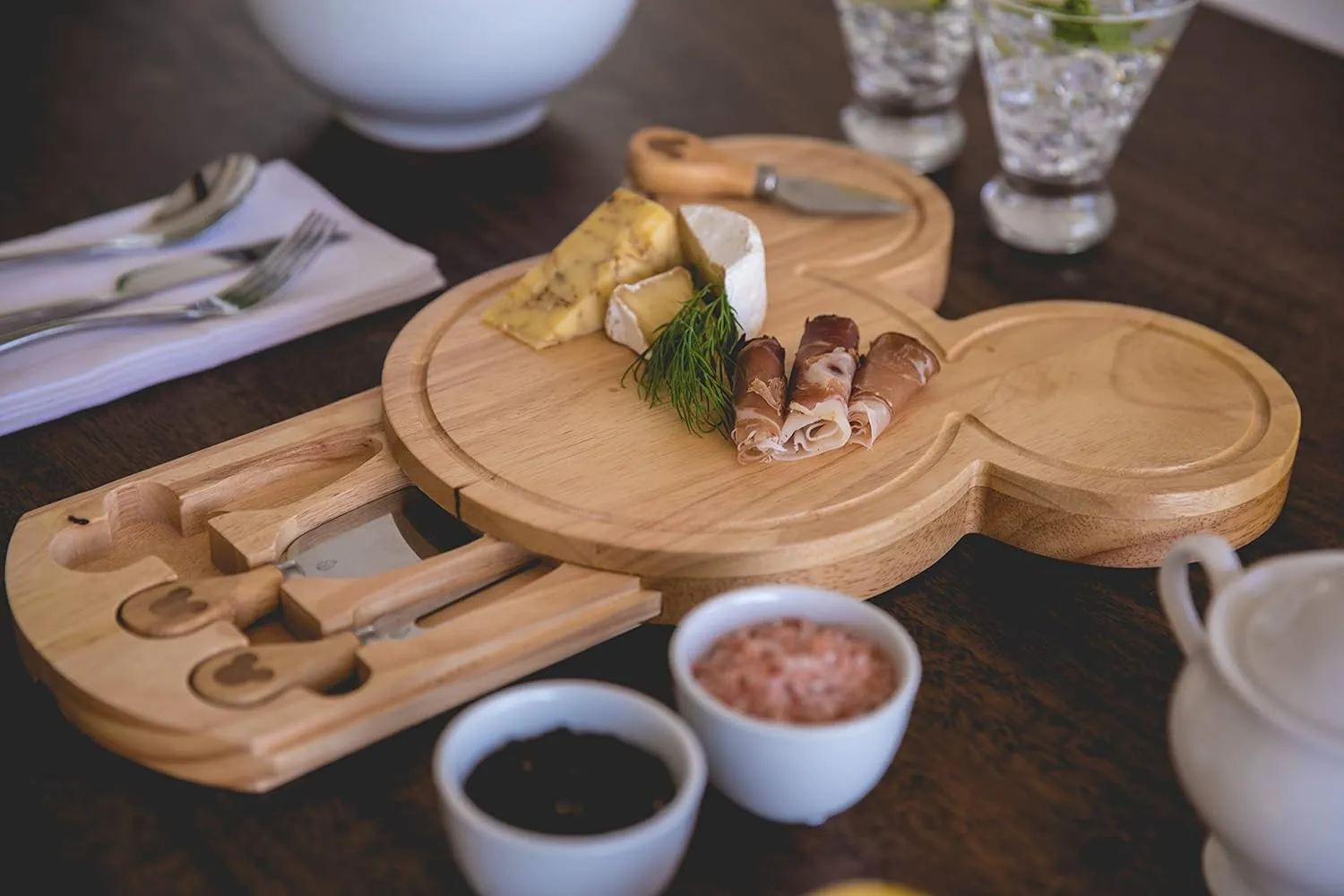 PICNIC TIME Disney Mickey Mouse Head Shaped Cheese Board and Knife Set, Charcuterie Board Set, Wood Cutting Board with Cheese Knives, (Parawood) 11.75 x 12.5 x 1.2